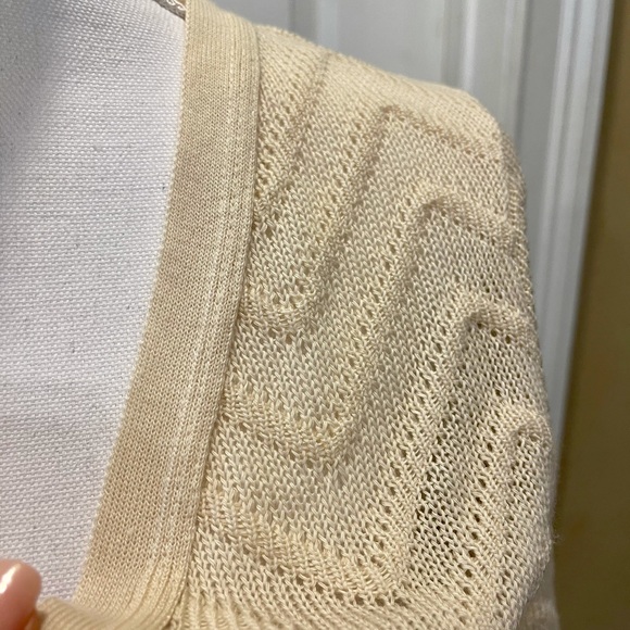 Lightweight cream colored sweater - Picture 3 of 3